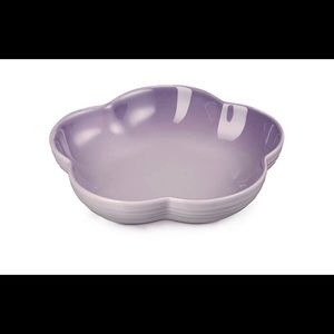 Le Creuset medium Flower Dish, light purple